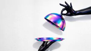 Imagem conceitual de uma mão com luva escura abrindo uma cloche de metal holográfica que revela a palavra Performance, simbolizando que o resultado começa antes do clique - Analysis Marketing Digital.